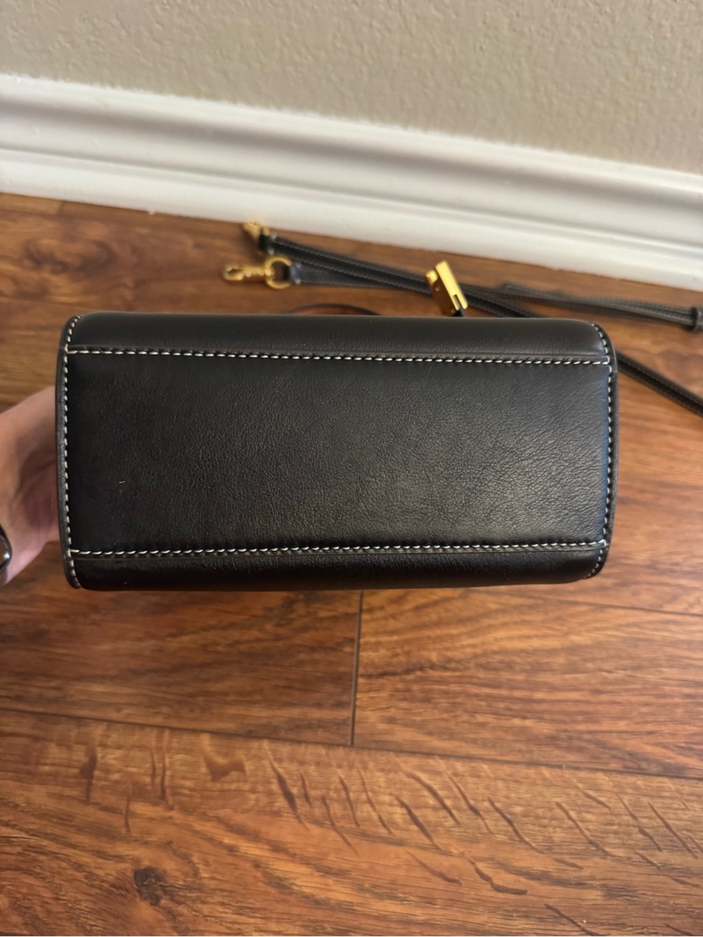Tory Burch Petite Lee Radziwill Black Leather with Gold hardware bag - Picture 5 of 10